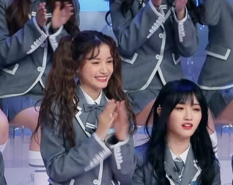 虞书欣逆袭成第一名时,其他人都在鼓掌欢迎,唯独林小宅与众不同