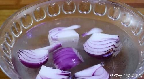 夏天多吃洋葱,教你1个新吃法,不炒不凉拌,出锅比红烧肉还香