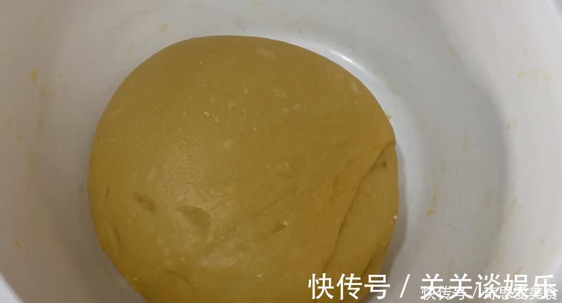 豆沙卷|想吃面包不用买了，4个鸡蛋一碗面，做出来的面包又拉丝又暄软