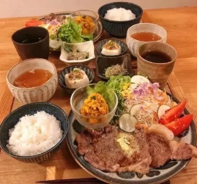 单亲妈妈|日本单亲妈妈晒母女俩晚餐,一人一盘分餐合理,网友:真的好健康