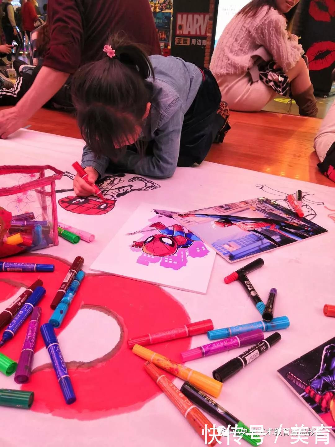 美术|小央美儿童美术:小小绘画家齐聚万象城,央宝贝们在长卷上绘英雄