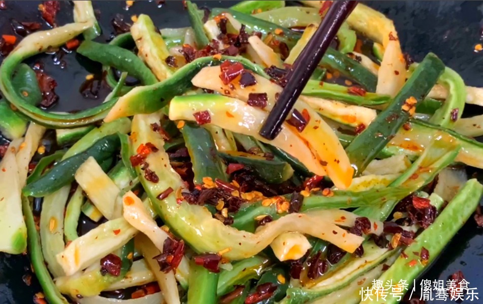 腌萝卜，万不可用白糖和米醋了，加它，萝卜鲜脆可口，放半年不坏