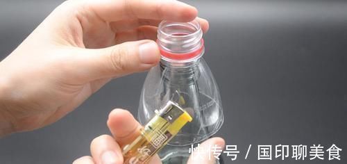 你家有废旧的塑料瓶吗？简单一改造放在厨房，一年能省下不少钱