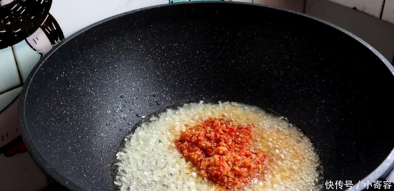 豆腐皮别再炒着吃了,教你一个特色吃法,一做一大盆,方法超简单