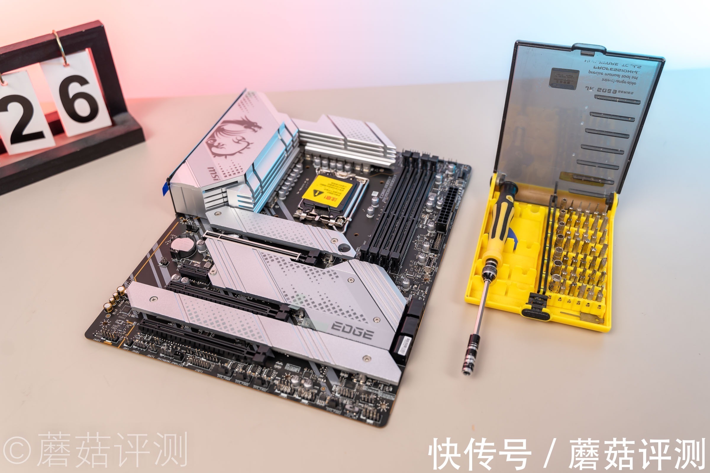 钛主板|颜值用料两手抓、微星MPG Z690 EDGE TI DDR4刀锋钛主板 评测