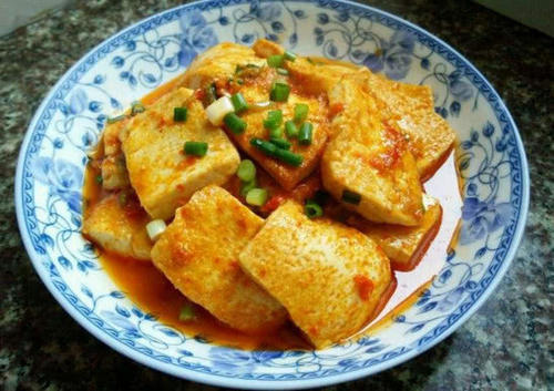 不碎|煎豆腐不要只放油,多加这样“东西”,豆腐不碎不粘锅