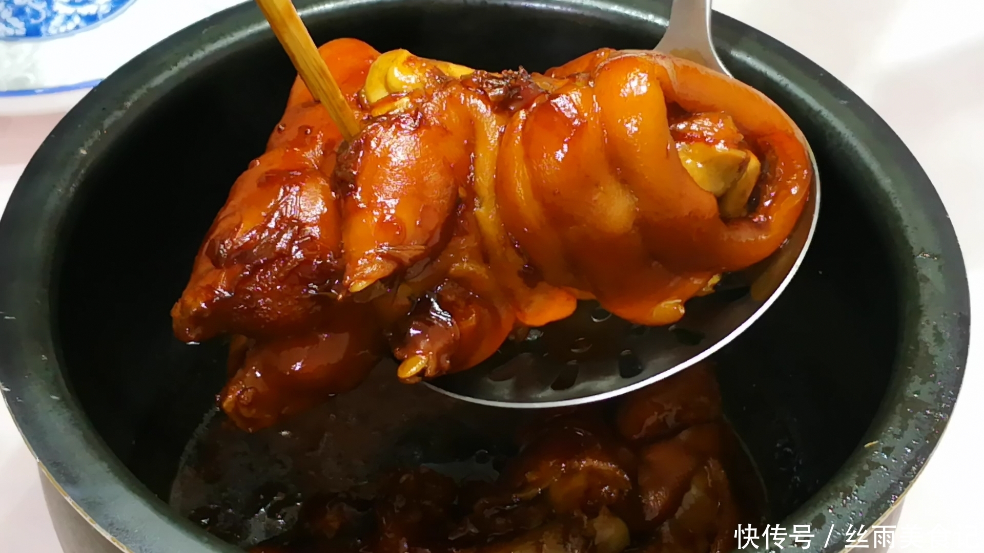 老婆|两猪蹄往电饭锅里一丢,不加1滴水1滴油,出锅后老婆和儿子抢着吃