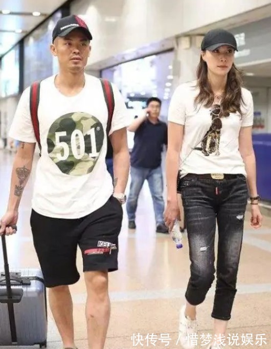 林丹|林丹与妻子谢杏芳罕秀恩爱，和林丹现身史馆惹人羡，俩人表情淡漠