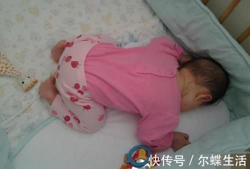 宝宝|宝宝的睡姿能有多“超纲”?掀被子的瞬间,仿佛在开盲盒