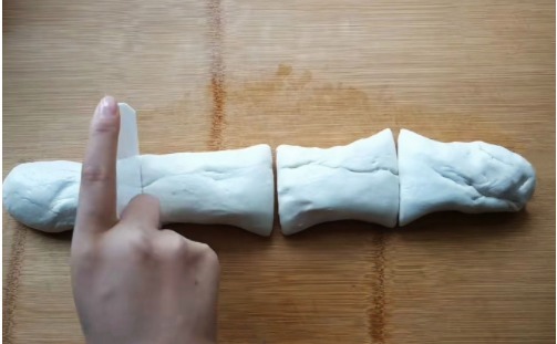 家常葱油饼这样做最好吃，掌握这2个秘诀，柔软多层，凉了也不硬