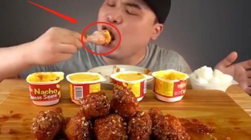 炸鸡腿|大胃王吃50个“炸鸡腿”,刚啃一口看出猫腻,网友求你别装了