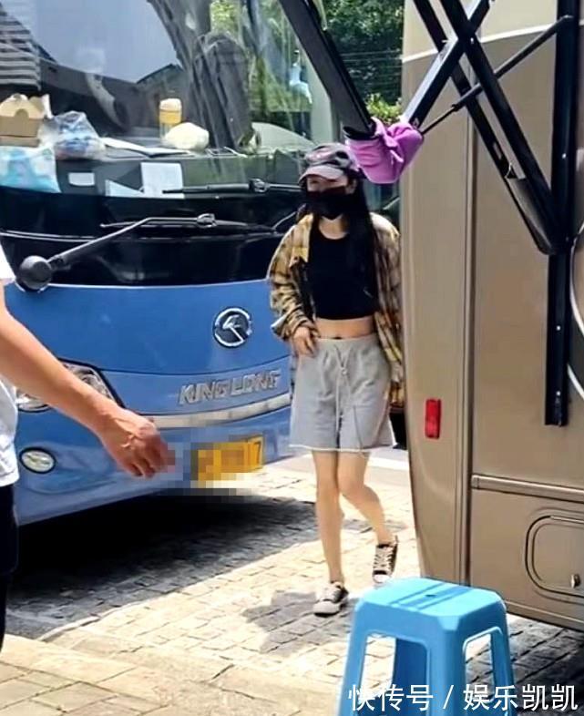 大长腿|杨幂一程飞机换两个造型,特意脱掉黑丝袜晒超长美腿,犹如漫画女主角