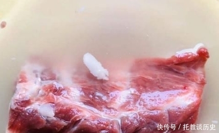 洗羊肉，直接用水洗等于白洗，多做这几步，腥膻味全无，鲜味十足