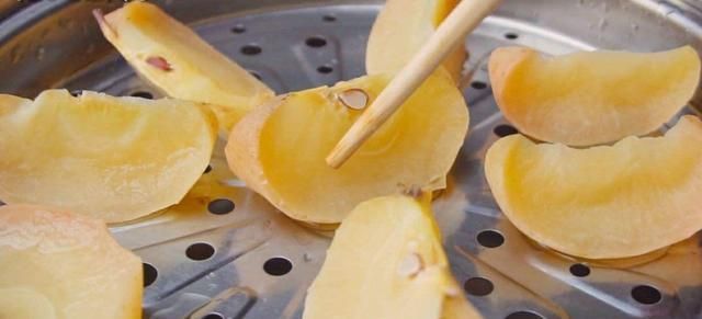 胃部|每天坚持吃一个煮熟的苹果,会有哪些好处?医生:这两类人可多吃