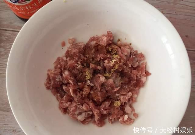  肉饼|口蘑小肉饼，改变一下蘑菇和肉的做法，口感果然不一样