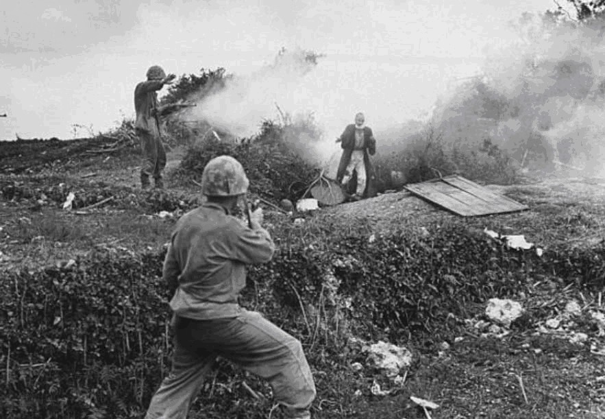 美国|冲绳岛战役，一个小女孩举着白旗向美军投降，她后来怎么样了？