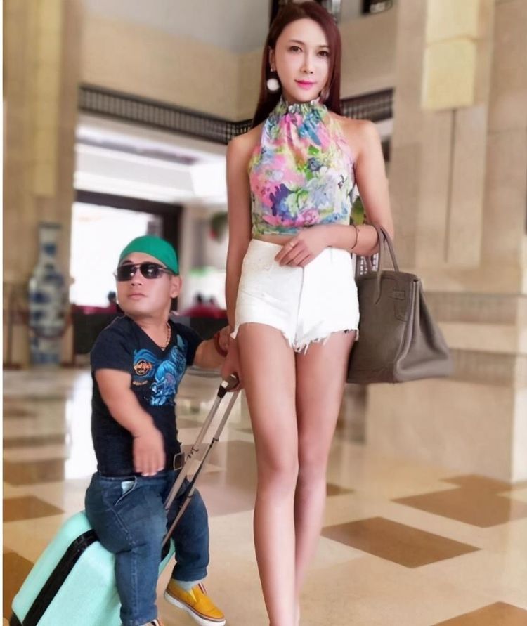 潘金莲&她是“最美潘金莲”,一婚嫁1米小矮人,现二婚嫁2米巨人!