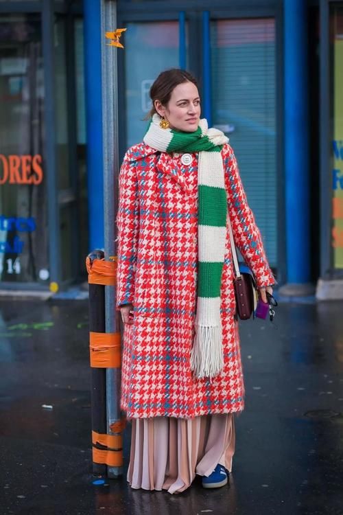 格纹大衣怎么穿才不老气？试试这四组搭配方案，打造出复古优雅感