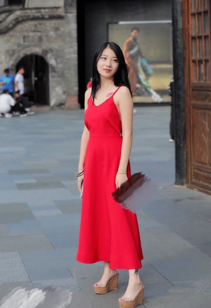 这大红裙子一穿，视觉效果立马拉满，塑造一个优雅小姐姐的形象