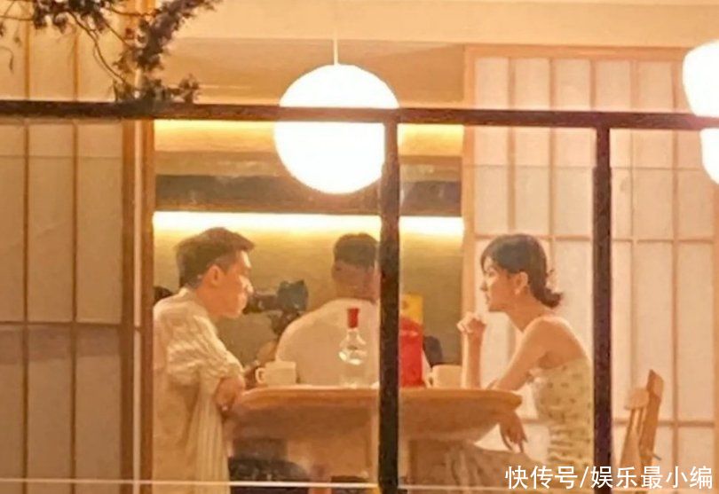 路透|喬欣許魏洲上戀綜被拍，帥哥美女約會(huì)好浪漫，桌上的白酒卻搶鏡了