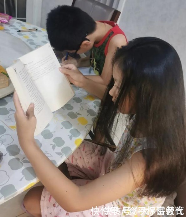 家长|双减后的周末,老师突然要求家长上传生活照,有人爆出了“猛料”