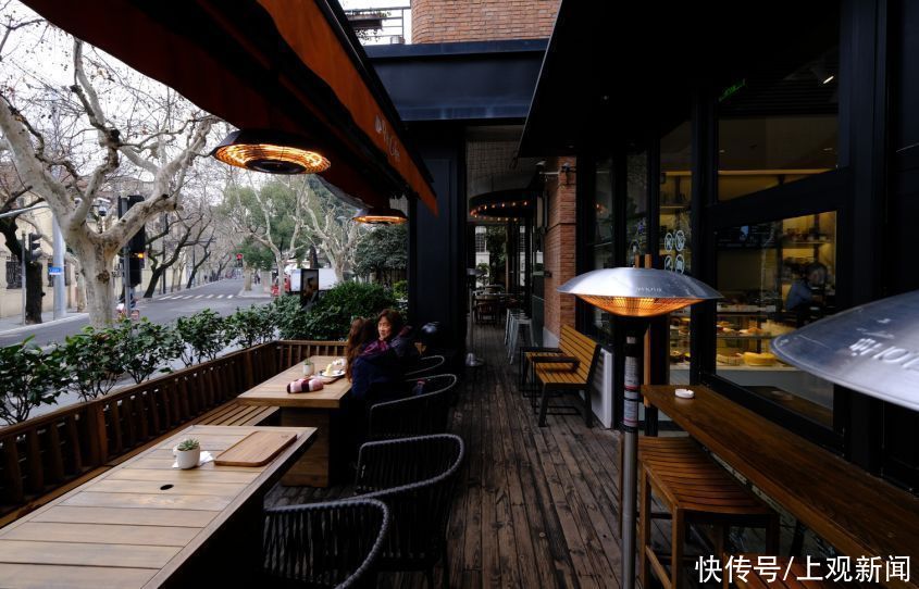 老年|探秘武康大楼“新花头”！转角30°遇见咖啡+文创全新空间！梧桐树下情调好足呀，约着去漫游吧