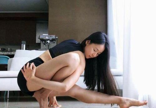 小仙女|她练瑜伽4年, 能轻松完成高难度动作, 却像是在艺术表演!