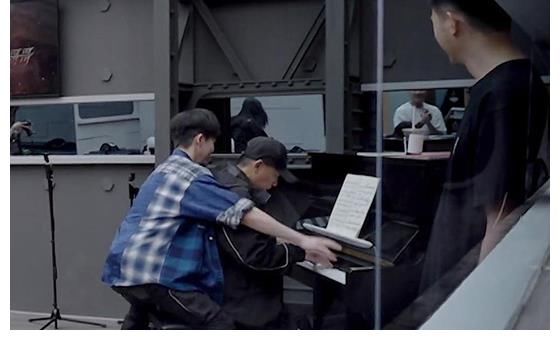 上手|张智霖陈小春看李云迪弹钢琴好像慈祥的老父亲