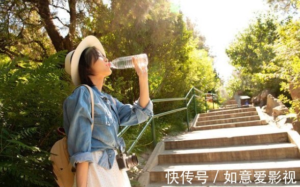 睡眠质量|长期喝茶与只喝白开水的人相对比,哪种人身体素质更健康?