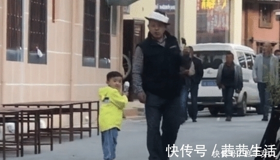 爷爷奶奶|趁人不注意,爷爷带娃偷吃冰激凌被逮个正着,同时躲闪简直怂极了