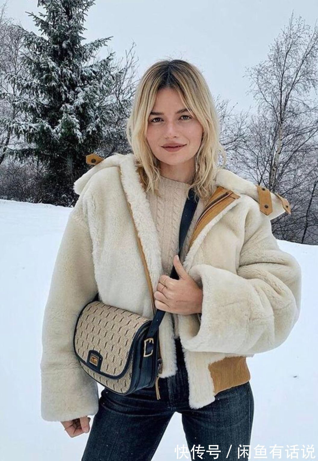 面料 今年的大衣流行带“毛毛”,穿着保暖又显贵,女人上了年纪也能穿