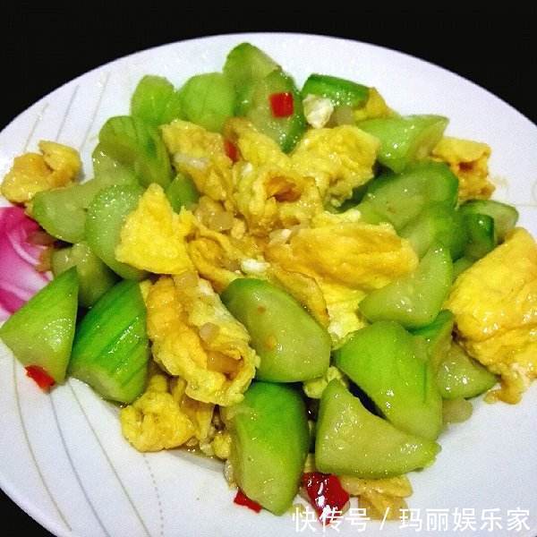 色斑|女性不妨多吃此菜,滋养子宫,呵护卵巢,色斑淡了,皮肤更细腻