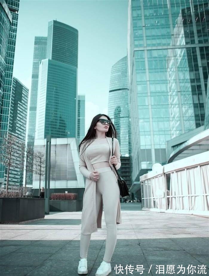 嫩牛五方 “嫩牛五方”再次出现,穿米色打底裤,赚足路人的回头率!