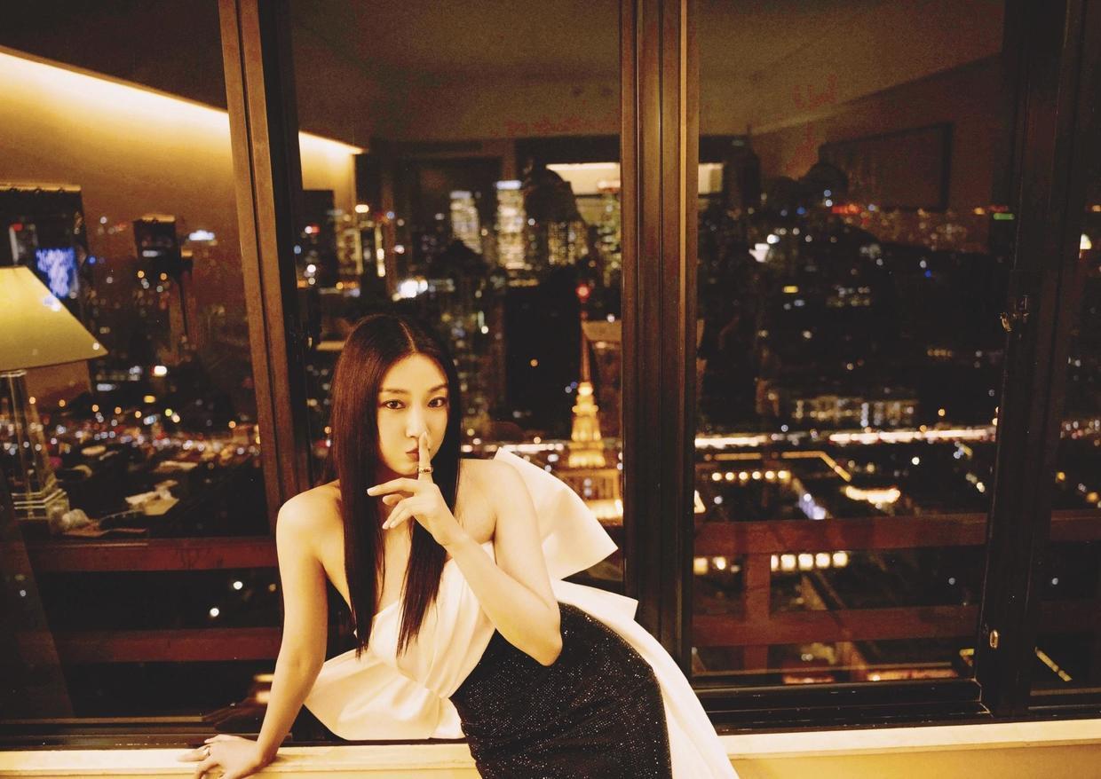 裙摆|菅纫姿有颜有腰又会穿，一袭黑白拼接礼服华丽高贵，美得惊艳