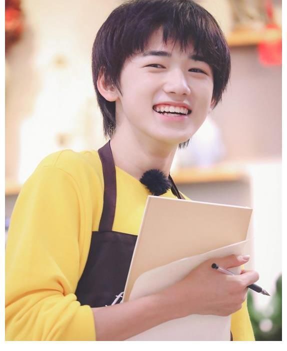 |宋亚轩抱小妹妹合照,坐姿搞笑像大爷,仿佛看到未来带孙女的模样