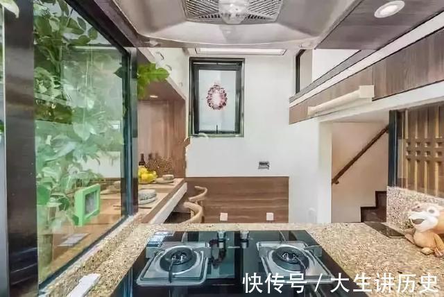 大树|15米大树穿过20㎡老屋，一家人害怕遭雷劈，出价8万挖走也不敢卖