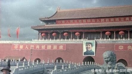 中国女性|1949开国大典天安门城楼上出现“女性”，个个朴素简单但不平凡