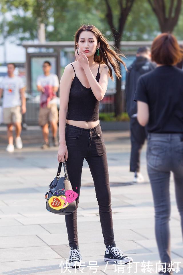  牛仔裤|时尚穿搭黑色吊带上衣+黑色牛仔裤，这样穿搭显腿长