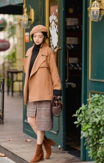 小姐姐|大衣下面别穿牛仔裤了,试试半身裙吧,温柔显气质,40+也能驾驭