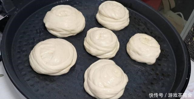 爱吃发面烙饼的收藏了,试试这样做,非常好吃,我家一周吃好几次!