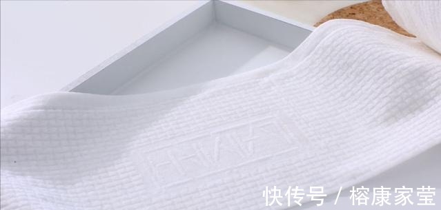 收纳|你家马桶上还在挂毛巾架吗？建议学学年轻人的方法，精致又好用