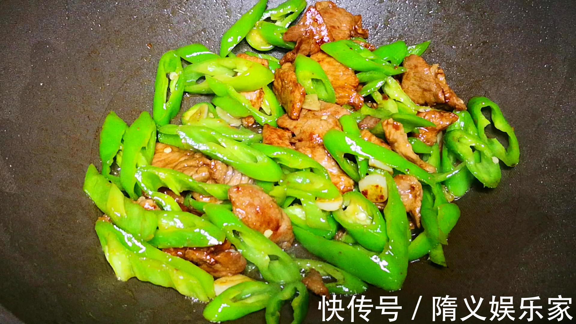 做辣椒炒肉，到底先炒辣椒还是先炒肉大厨牢记2点，香而不呛