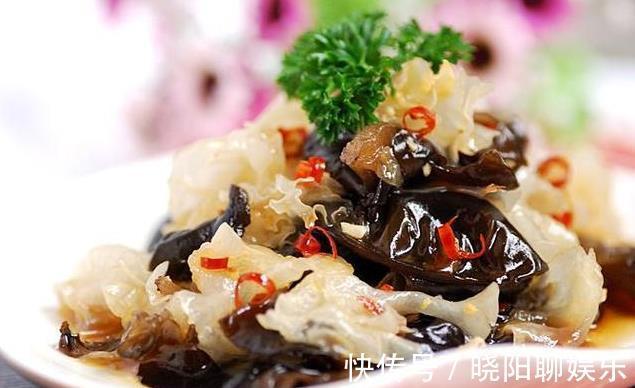 夏天|夏天多吃银耳,做成凉拌菜,爽口开胃,比银耳汤都美味,快试试