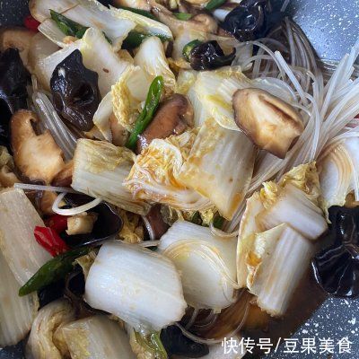 白菜炖粉条在家做,美味又营养,轻松又简单