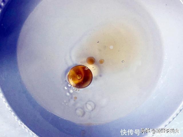 这样“假香油”好多人在吃,买香油记得“3辨”,一碗清水现原形