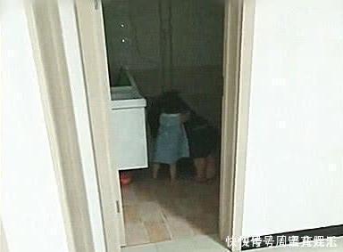 马桶|爸爸半夜醉酒睡在“马桶”上,宝妈生气不管,1岁女儿行为暖化了