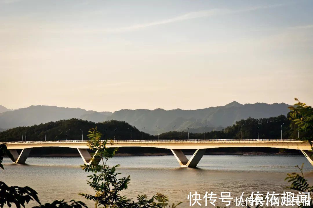 泳池|千岛湖的森林湖景设计师民宿，泳池边K歌开趴，遛娃正当时丨漫曲