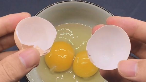 鸡蛋|打鸡蛋时,第一步10个人有9个搞错,原来有个小窍门,方法太棒了