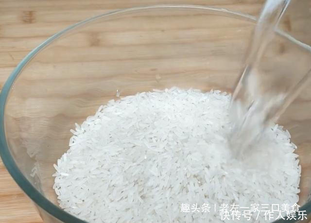 大米中加2个鸡蛋,不熬粥不煮饭,筷子一搅,出锅比面包还好吃