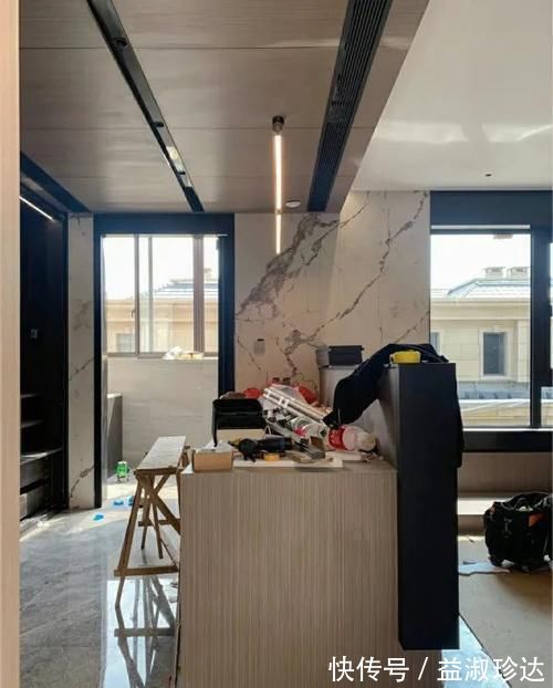 联排|联排别墅施工中，一个楼梯造价就3万，背景墙装岩板，大气上档次